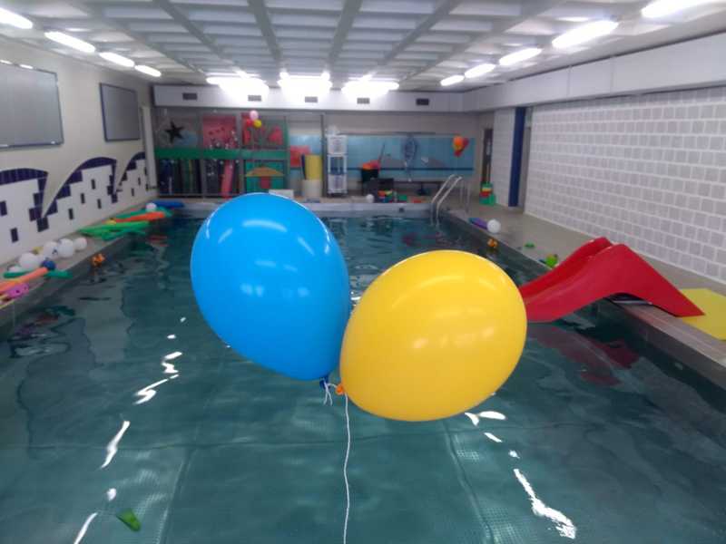 Deux ballons devant le bassin de la piscine