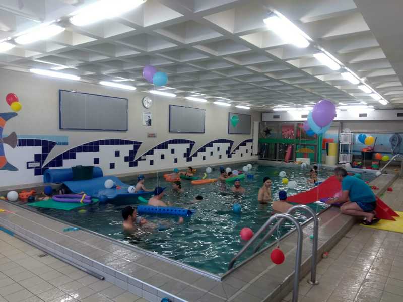 Une séance d'activité de l'enfant d'eau avec un encadrant